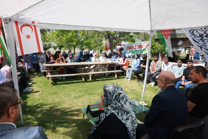 Rektör Karamustafa, Öğrencilerin Filistin’le Dayanışma Platformu’nu Ziyaret Etti