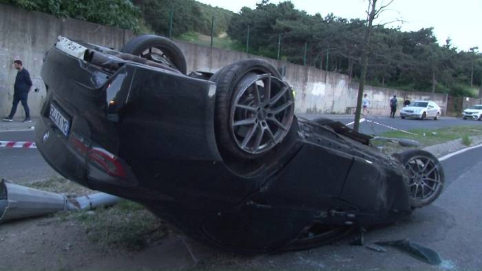 Otomobilin Çarptığı Direk Başka Bir Aracın Üzerine Devrildi