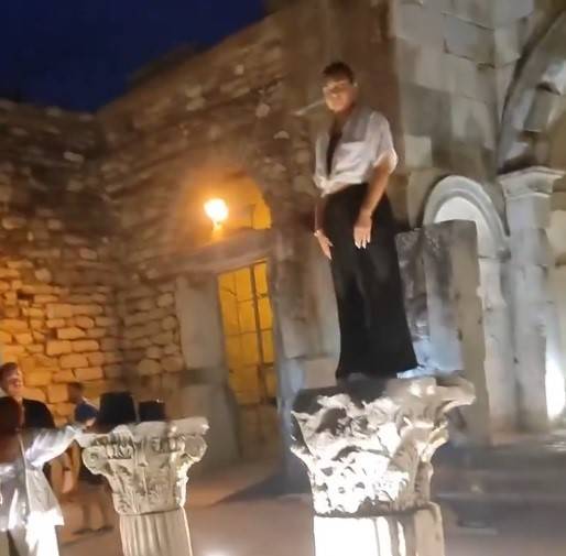 Efes’te Tarihi Kalıntıların Üzerine Çıkıp Fotoğraf Çekildiler