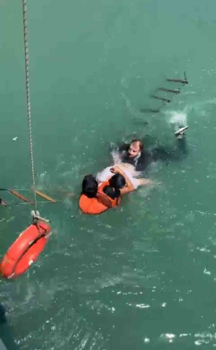 Adana’da Polis Vatandaş El Ele Can Kurtardı