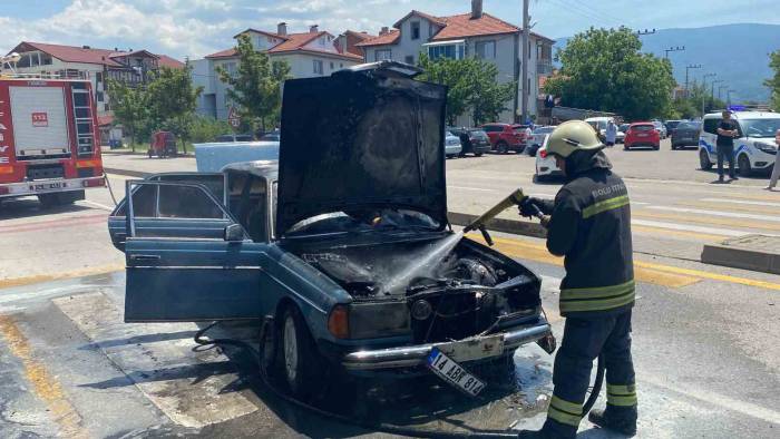 Motor Kısmından Alev Alan Otomobil Kullanılamaz Hale Geldi