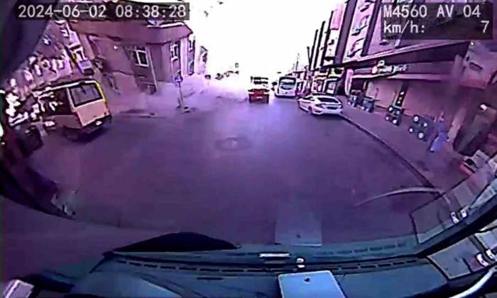 Küçükçekmece’de Binanın Çöktüğü Anlar Araç Kamerasında