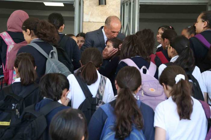 Emekli Oldu Ama 5 Yıldır Okulu İlk O Açıyor Ve Öğrencileri Kapıda Karşılıyor