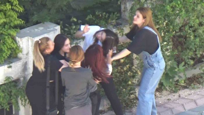 Elazığ’da Kızlar Saç Saça Baş Başa Birbirine Girdi, Erkekler İzledi