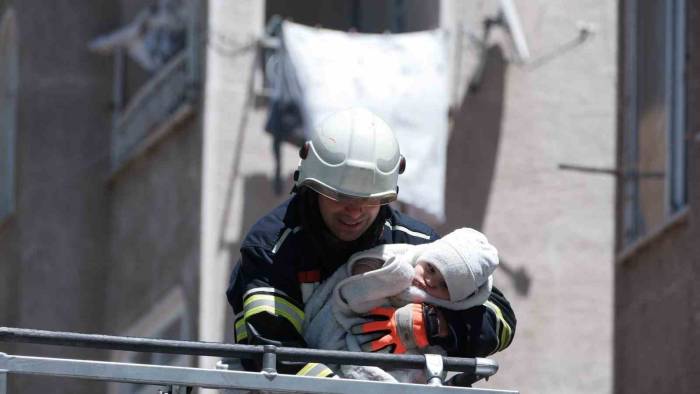 Erzurum’da Apartmanın Çöken Merdiveni Korkuttu