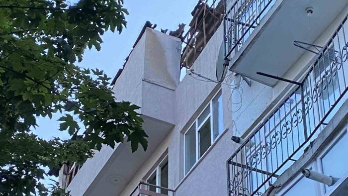 Fatih’te Metruk Binanın Çatısı Alev Alev Yandı