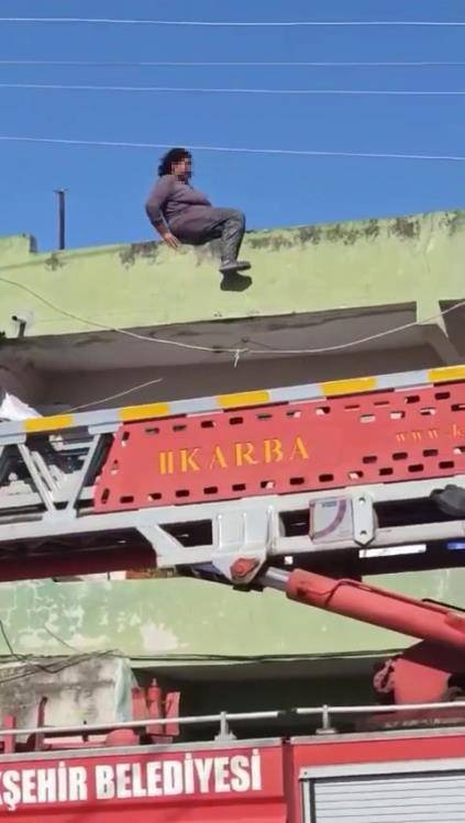 İntihar Etmek İsteyen Kadını İtfaiye Ekipleri Yakaladı, O Anlar Kamerada