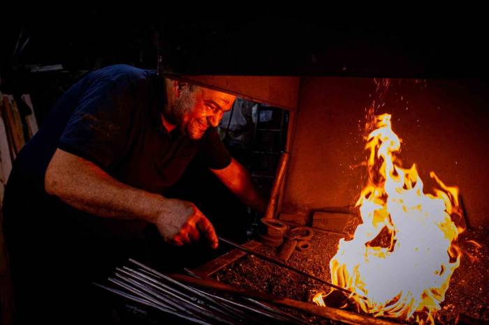 İzmir’in Asırlık Demircisi Teknolojiye Ayak Uydurdu, Dünyaya Açıldı
