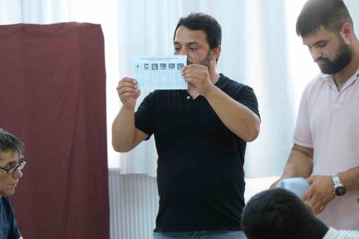 Büyükkarıştıran Beldesinde Oy Sayma İşlemi Başladı