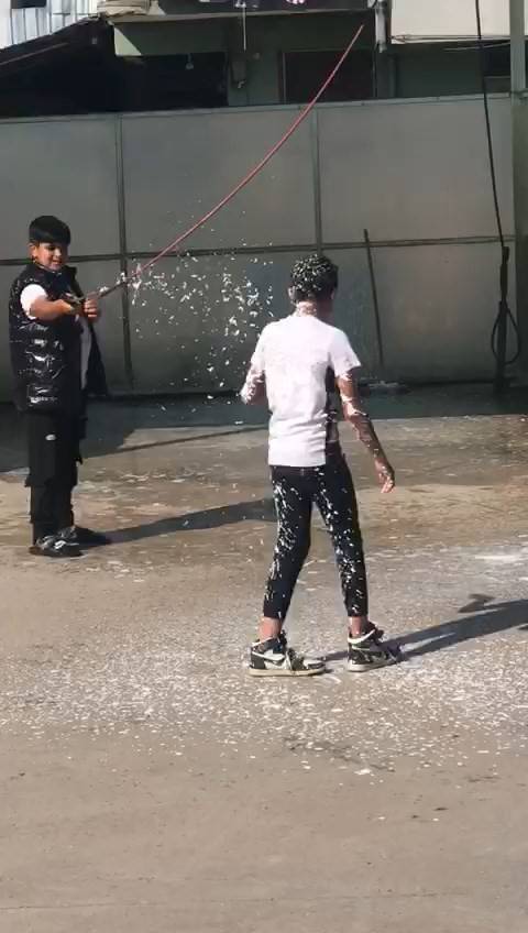 Çocuklar Akaryakıt İstasyonundaki Köpükle Böyle Oynadı