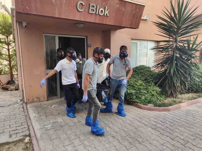 Apartman Dairesinden Çevreye Yayılan Kötü Koku Acı Gerçeği Ortaya Çıkardı