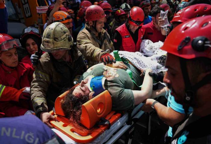 Küçükçekmece’de Çöken Binadan 1 Yaralı Daha Çıkarıldı