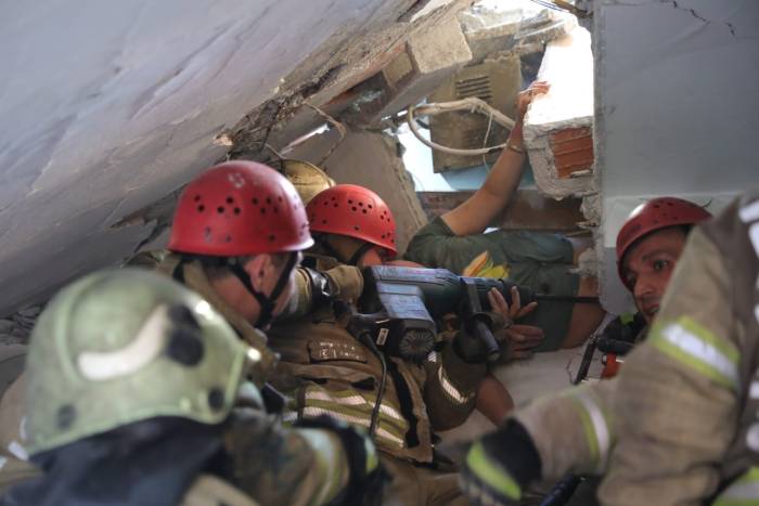 Küçükçekmece’de Çöken 3 Katlı Binanın Altında Kalan Yaralıların Kurtarılma Çalışmaları Kamerada