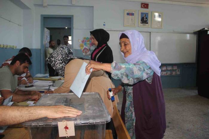 Seçimlerin Yenilendiği Hilvan’da Oy Kullanma İşlemi Başladı