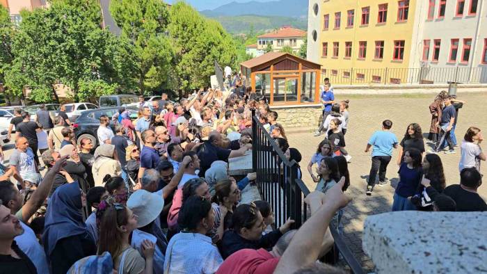 Lgs’nin İlk Oturumu Sona Erdi, Okul Bahçesi Açık Görüşü Andırdı