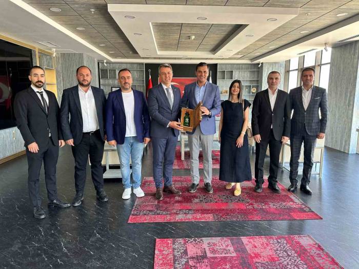 Başkan Zeyrek, Kurban Vekaletini Türk Kızılay’a Bağışladı