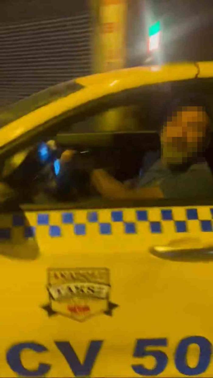 İstanbul’da Taksici Dehşeti Kamerada: Ücret Karşılığı Birlikteliği Kabul Etmeyen Kızlara Küfür Etti