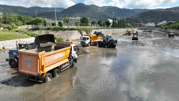 Buski’den Derelere Yaz Temizliği