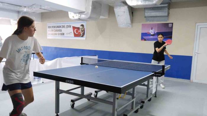 Büyükçekmece’de Masa Tenisi Turnuvası Nefesleri Kesti