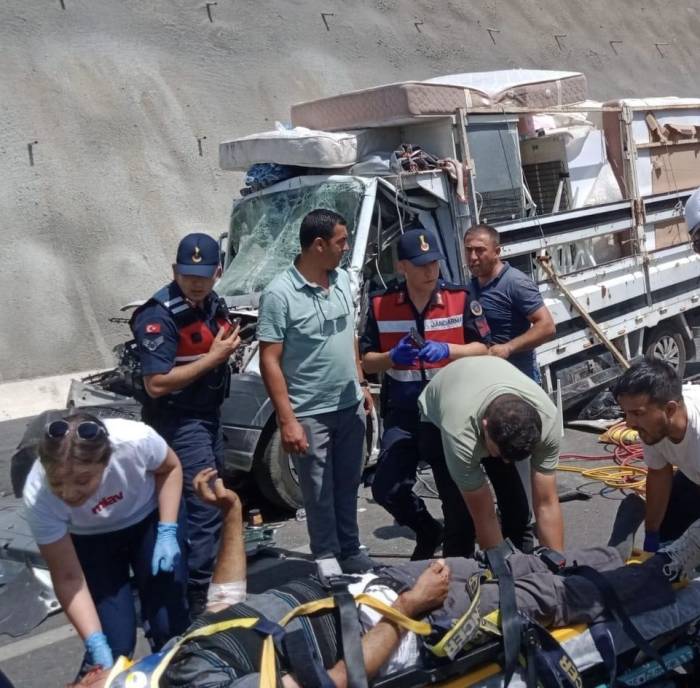 Tıra Arkadan Çarpan Kamyonetin Sürücüsü Yaralandı