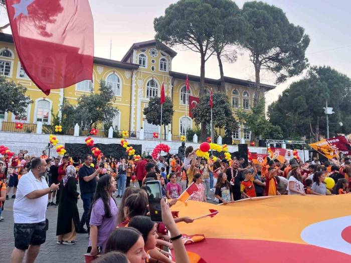 Denizli’de Galatasaray Taraftarları 24. Şampiyonluğu Meydanlarda Kutladı