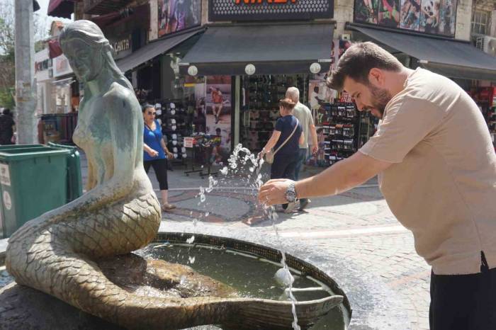 Edirne’de Sıcak Hava Bunalttı, Kimisi Süs Havuzlarına, Kimisi Çeşmelere Koştu