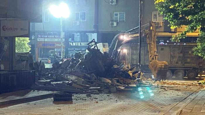 Küçükçekmece’de Çöken Binanın Yanındaki 3 Katlı Bina Kontrollü Şekilde Yıkıldı