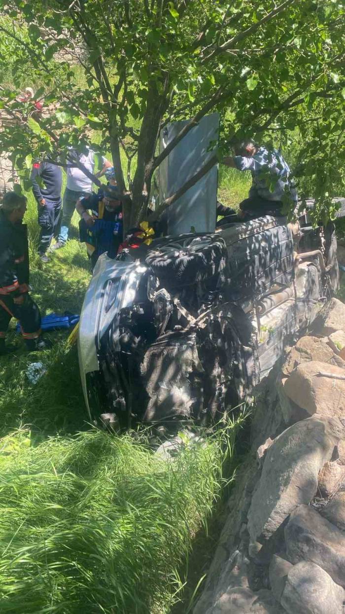 Yaşlı Çift Otomobille Bahçeye Yuvarlandı, Takla Atan Araç İçerisinde Kurtarılmayı Bekledi