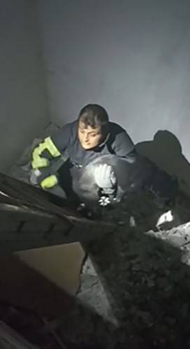 Apartman Boşluğuna Düşen Köpeği, İtfaiye Ekipleri Kurtardı