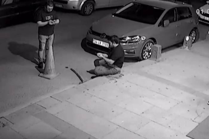 Arnavutköy’de Kardeşlerin Kavgası Kanlı Bitti: Çamaşır Makinesi Parası Nedeniyle Ağabeyini Peş Peşe Bıçakladı