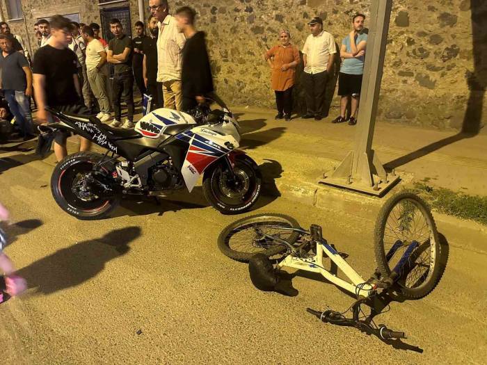 Motosiklet İle Bisiklet Çarpıştı: 1 Yaralı