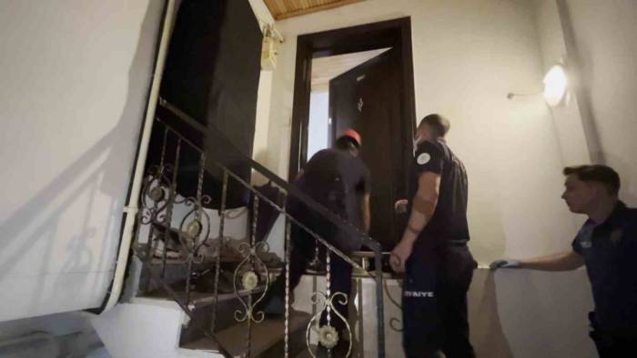 Mahalleyi Koku Sarınca Ceset Ortaya Çıktı