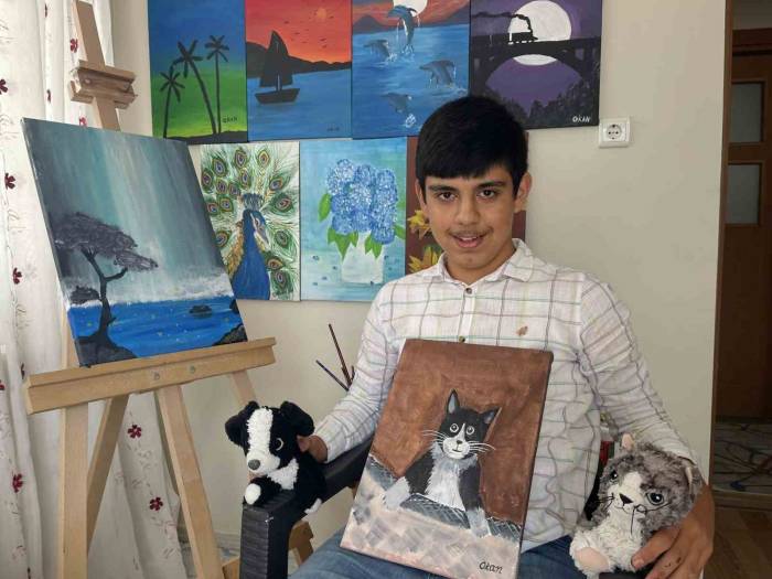 Dedesini Çizmesiyle Yeteneği Ortaya Çıkan Otizmli Okan’ın Resimleri Hayran Bırakıyor