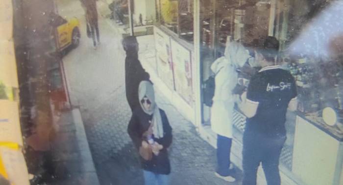 Gözlüklü Kadın Hırsızlar Kameraya Yakalandı