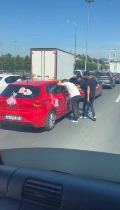 Düğün Konvoyunu Gören Gençler Heyecanla Gelin Arabasının Yanına Koştu