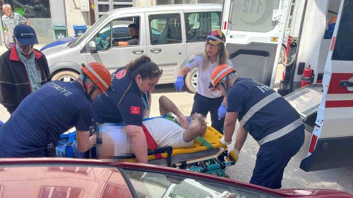 Öfkeli Koca Evi Bastı: Karısının Yanında Yakaladığı Adam Balkondan Atladı