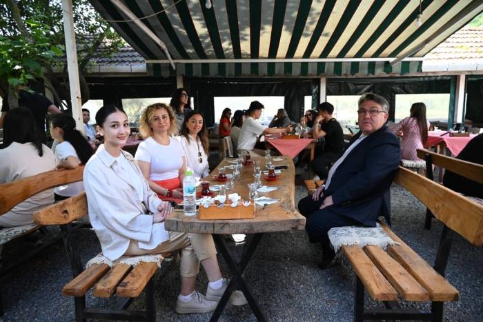 Rektör Özölçer Uluslararası Öğrencilerle Bir Araya Geldi