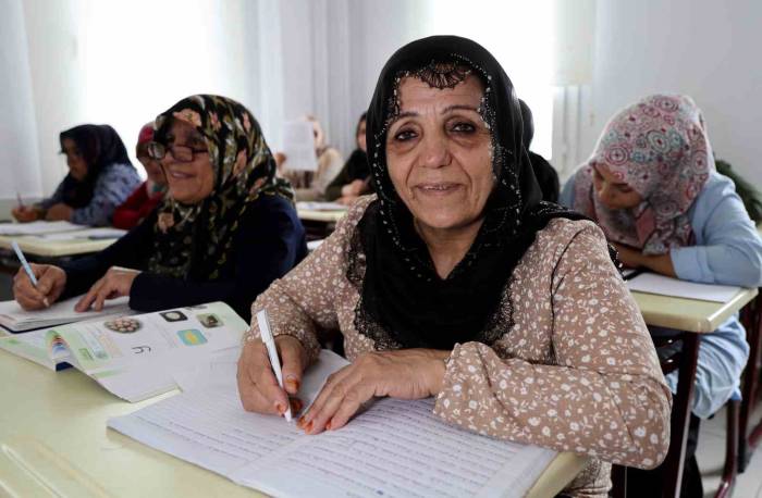 Yaşlı Teyzelerin Okuma Yazma Azmi