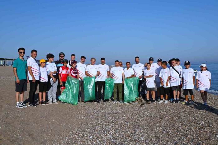 Manavgat’ta Doğa Tutkunları Sahili Temizledi