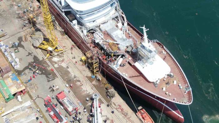 Yangının Çıktığı Gemide Dumandan Etkilenen 4 Kişiden 2’sinin Durumu Ağır