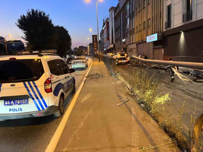 Bayrampaşa’da Seyir Halindeki Araç Bariyere Çarptı: 1 Yaralı