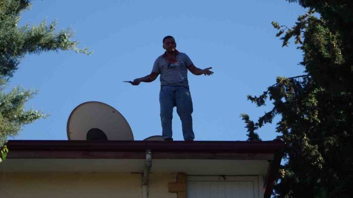 Büyükşehir Belediyesinde Konteyner Talebine Olumsuz Yanıt Alan Genç Elinde Bıçakla Çatıya Çıktı