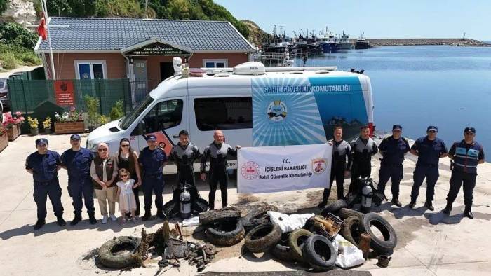 Kıyıköy Limanında Temizlik Gerçekleştirildi: Onlarca Lastik Ve Çöp Çıkarıldı