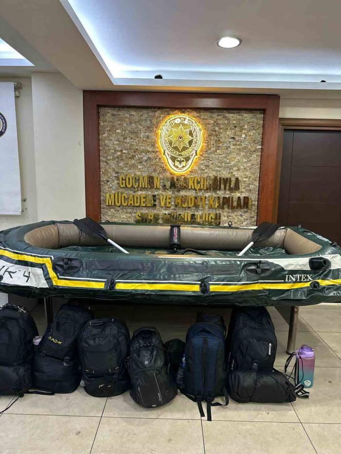 İstanbul’da Göçmen Kaçakçılığı Operasyonu: 24 Düzensiz Göçmen Hakkında İşlem Yapıldı, 3 Şüpheli Tutuklandı