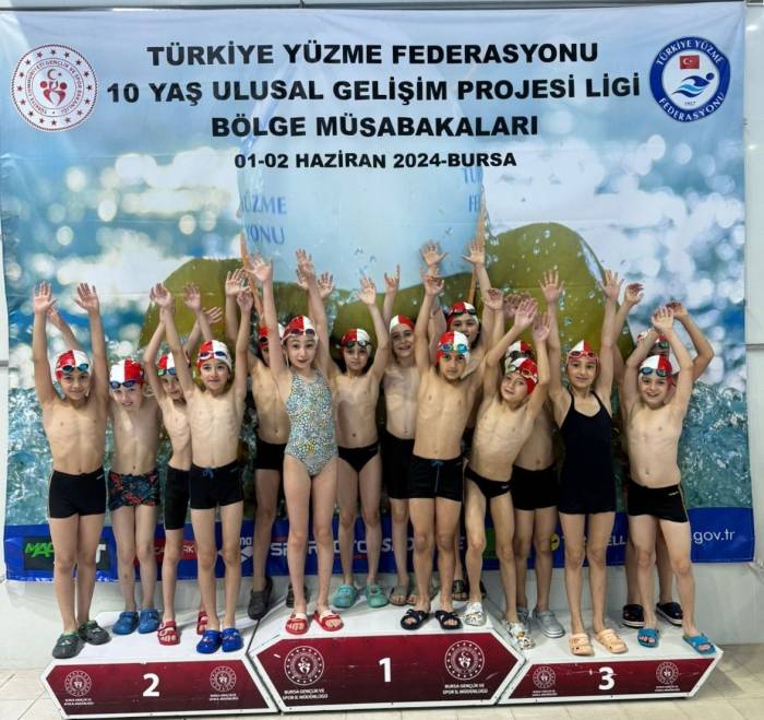 Minik Yüzücüler Bursa’dan Madalyalarla Döndü