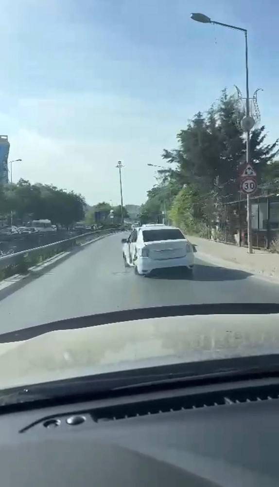 İstanbul’da “Yok Artık” Dedirten Tehlikeli Sürüş Kamerada: Kazalı Araçla Yanlayarak Seyretti
