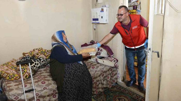 Evlerinde Yalnız Yaşayan Yaşlıların Yemekleri Karşılanıyor