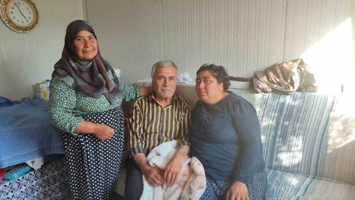 Fedakar Kadın Hasta Eşine Ve Kızına Bakıyor