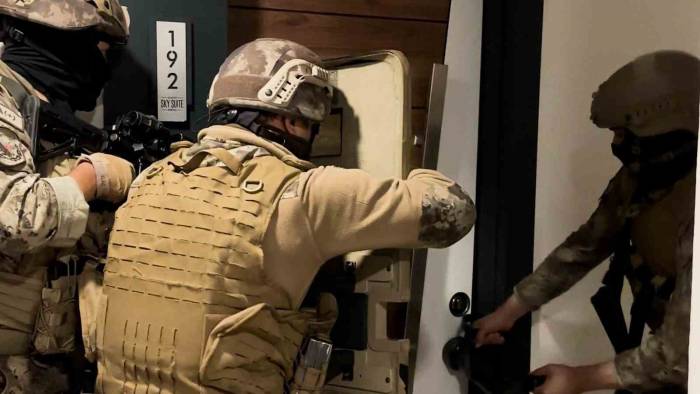 Kars’ta Binlerce Kişinin Banka Hesaplarını Ele Geçiren Çete Çökertildi