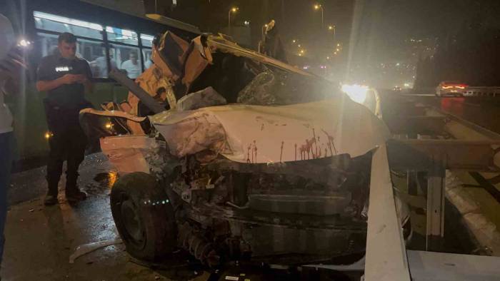 Otomobil Kazada Kağıt Gibi Ezildi: 4 Yaralı